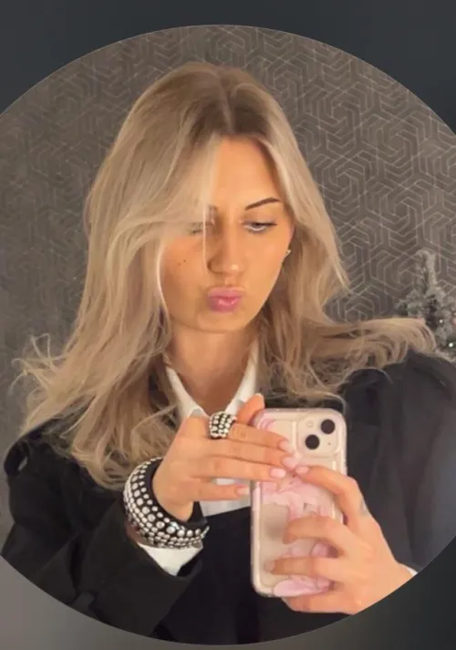 Ma ktoś ochotę na to zwykłe lub bardzo zboczone o koleżance zajebistej młodej? Mam zdjęcia i fabuły zapraszam mam duże doświadczenie w pisaniu rp gwarantuje dobrą zabawę