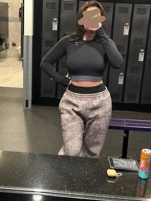 Made it to the gym before the snowstorm. The thought of me sweating will keep you warm. Your money in my wallet will keep me warm. Let’s cuddle up. ❄️