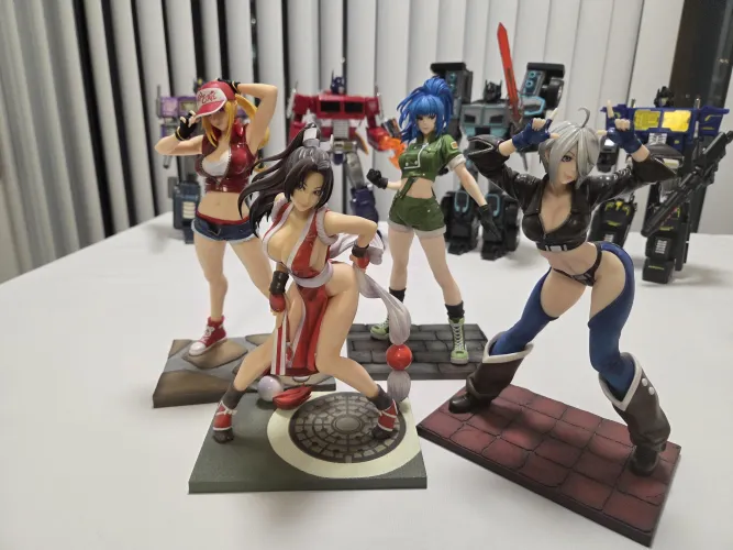 Mai with her fellow KOF girls