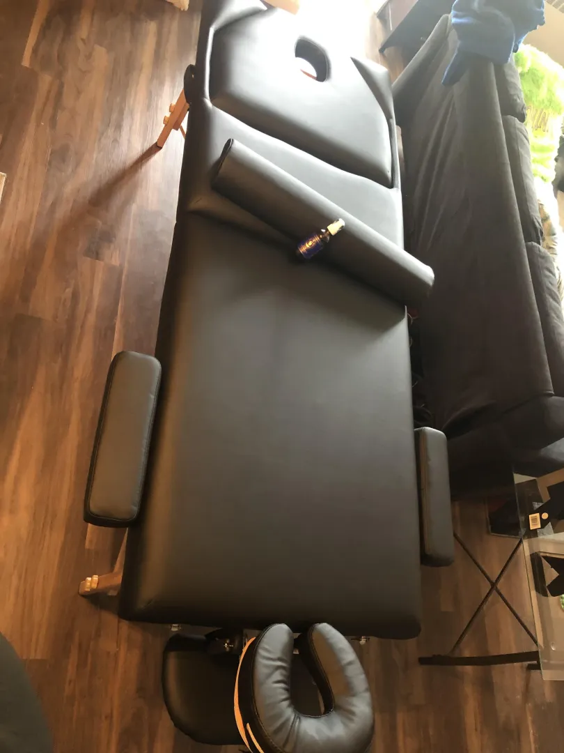 Massage table up in SE. looking to rub, rim, and suck someone hung.