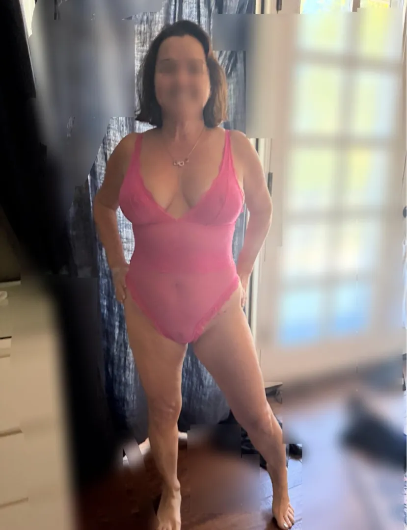 Mature hotwife in 50s looking for a playmate in his 30s - 40s