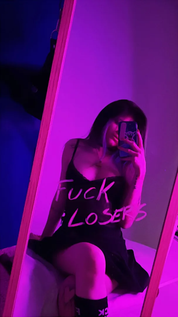 Me gusta mirar por encima del hombro a los que son chiquitos y no sirven para nada ¡Arrodíllense, gusanos!