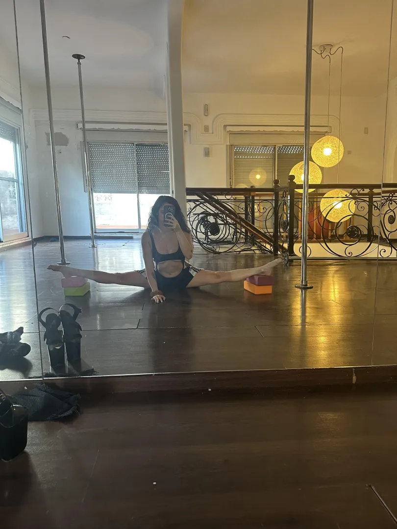 Middle splits are my favs (oc)
