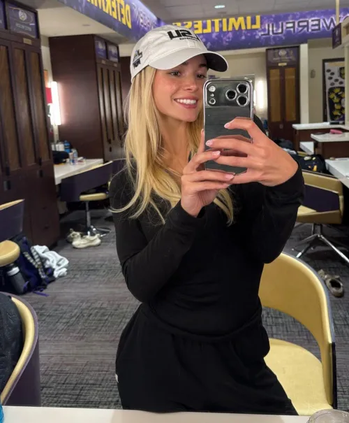 Mirror selfie - IG February 2026