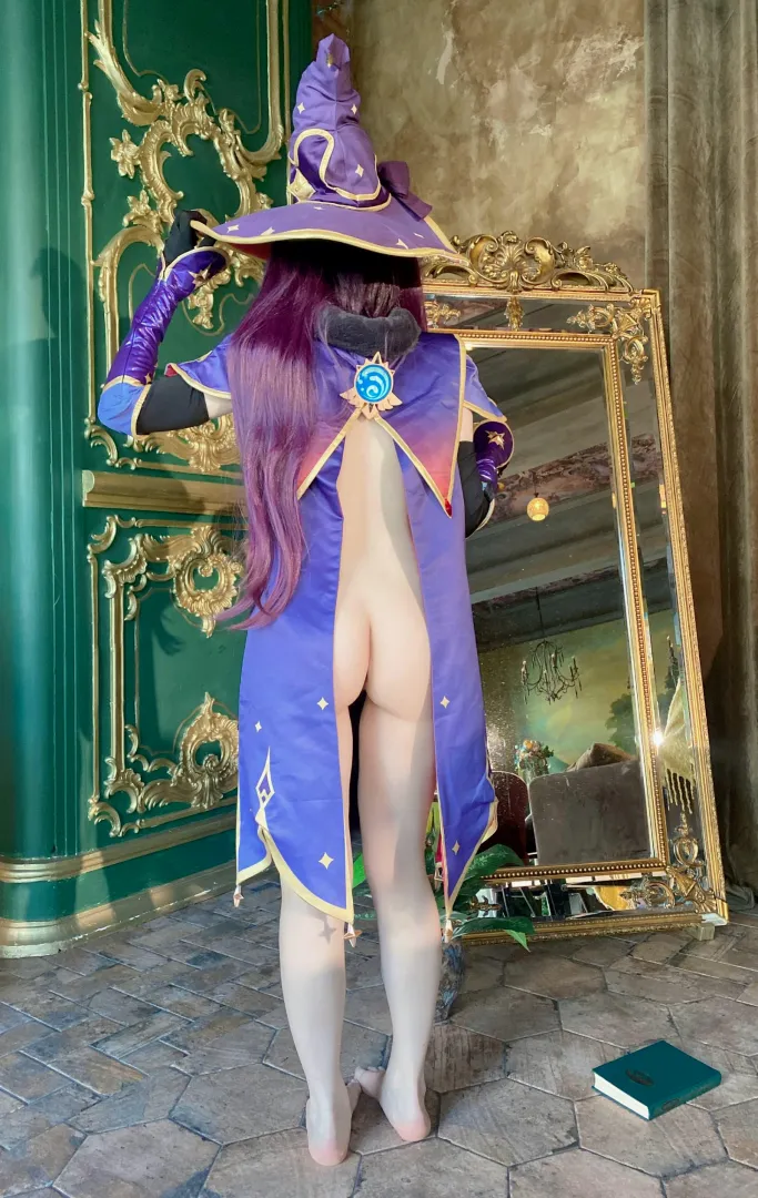 Mona's star predications says you keep gazing at her butt crack [F]