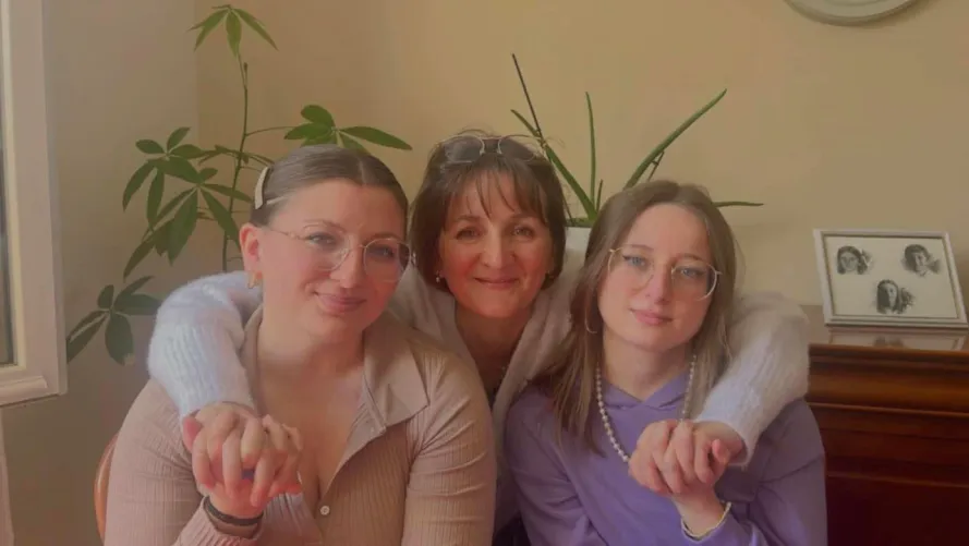 mother or one of daugthers ?