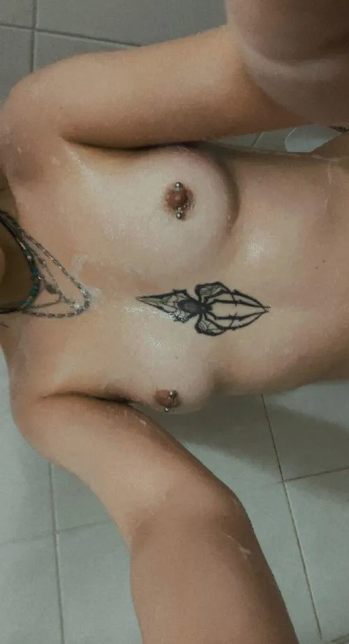 Mouillé et rasé, qui est chaud pour baiser