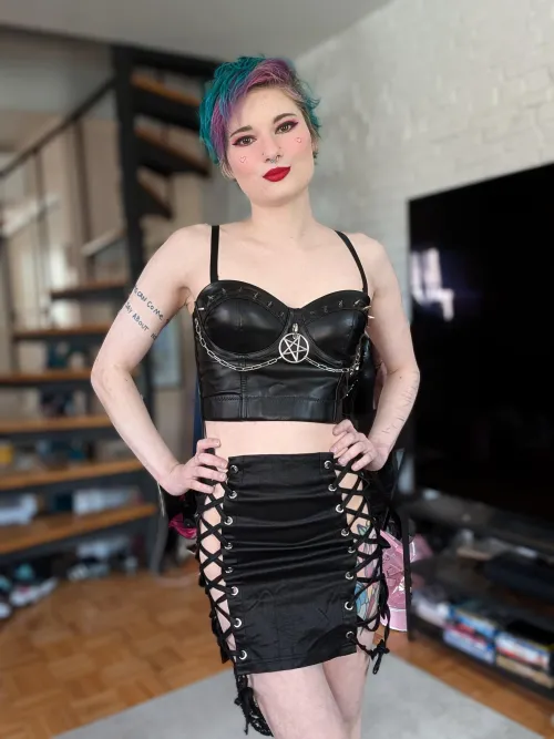 Moving is hard and expensive work... while I catch up on filming customs, you should snag a Dropbox of mine while I'm feeling generous. Masturbation videos, feet videos, smoking videos, BG videos, and more   [Selling]