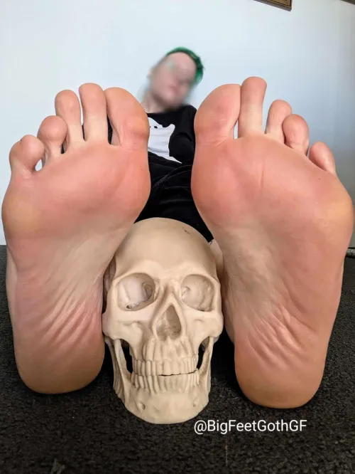 My big goth feet > your tiny head