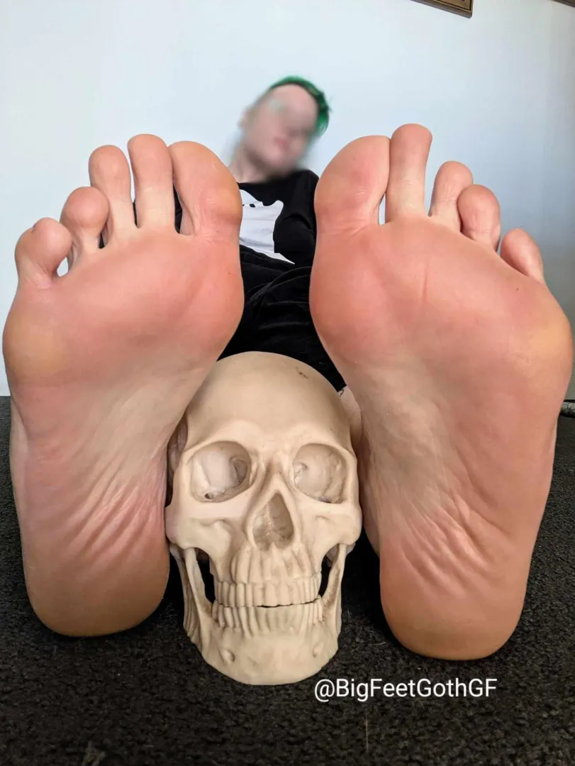 My big goth feet > your tiny head