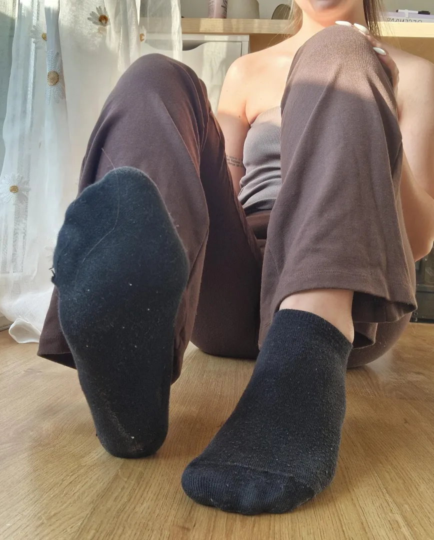 My black socks get smelly so fast [F]