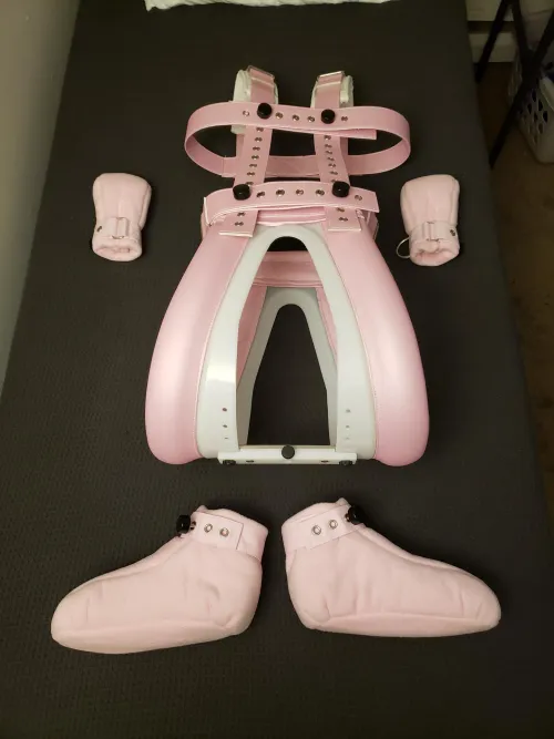 My Diaper Spreader Matches Color Perfectly With My Mitts and Booties