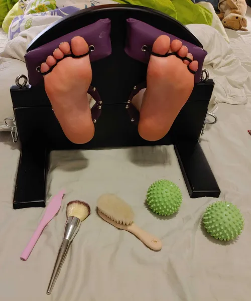 My gf and I spoiled ourselves with proper foot stocks for Christmas... ⛓️