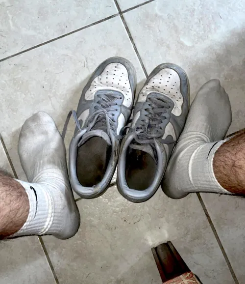my socks and 7 year-worn af1s just reek ‍