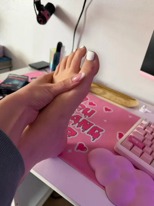 nails match the toes