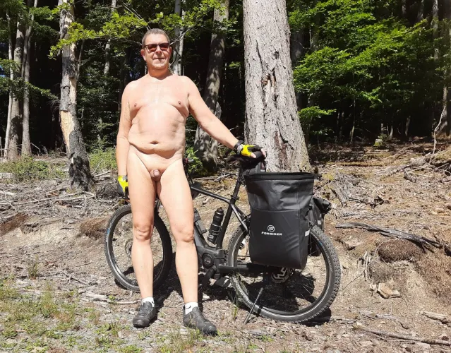 Naked in nature, smoothly shaved - that's how I feel simply wonderful!