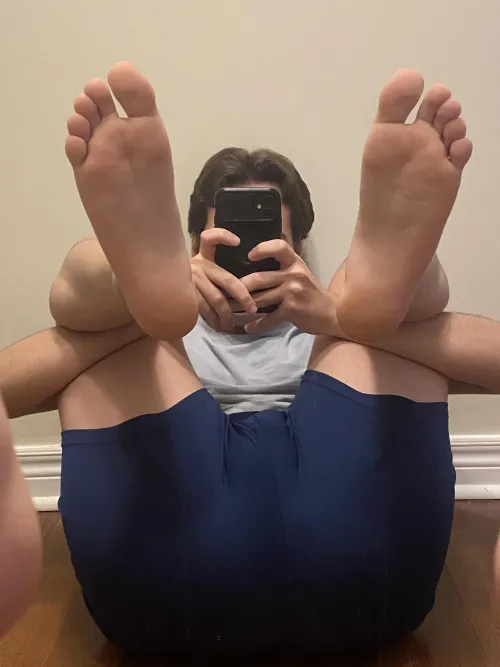 Need a daddy who takes care of my soft soles 😌