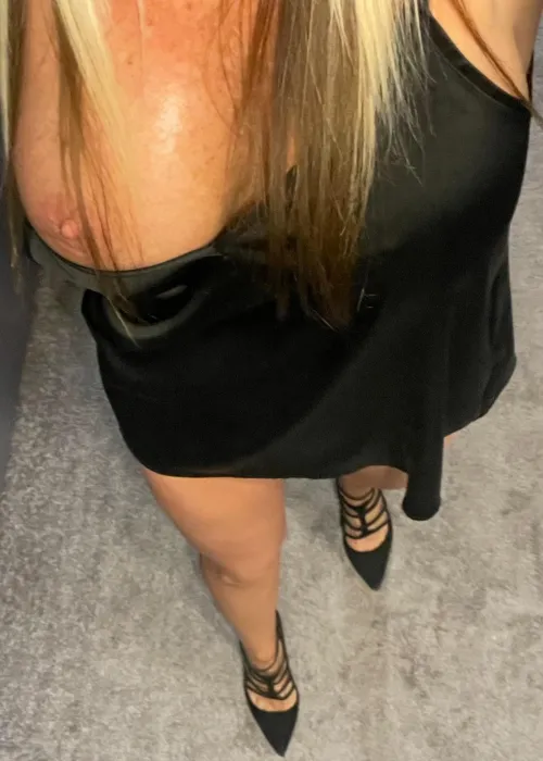 [NeighborhoodMILF] [F55] Proof that Tuesdays don't have to be boring...