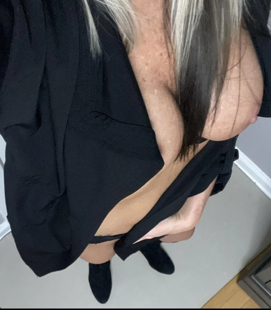 [NeighborhoodMILF] Midweek check in- good day, or is this the distraction you didn't know you needed?