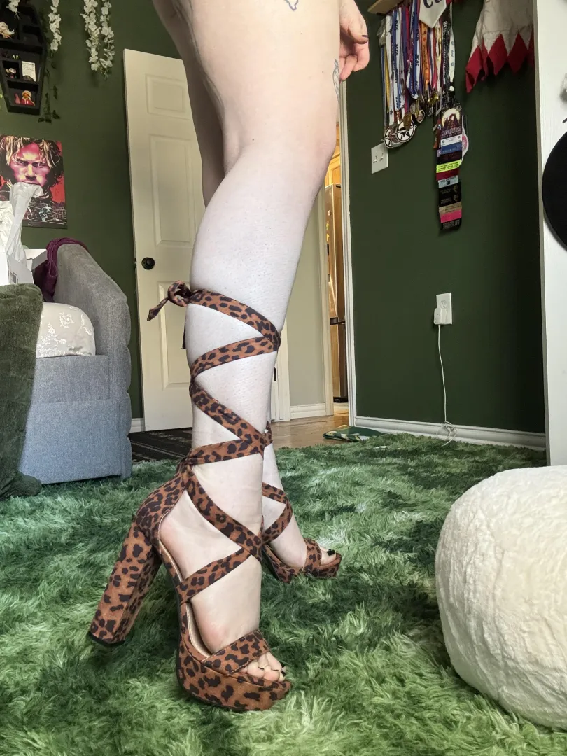 New heels got me towering. 6’6 for those brave enough. [f]