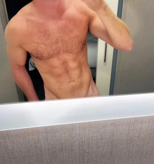 New in town and would love to make some fun friends! ☺️ 6’4”, professional, former athlete