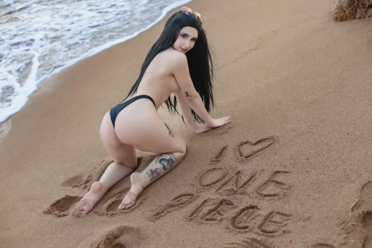 Nico Robin loves One Piece (Aloeveraiskawaii)