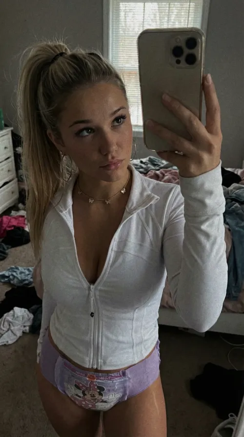 nobody knows that iam padded and wear diapers 