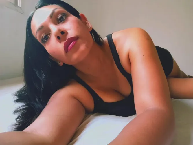 Nothing beats the elegance of matte lips for a tempting afternoon