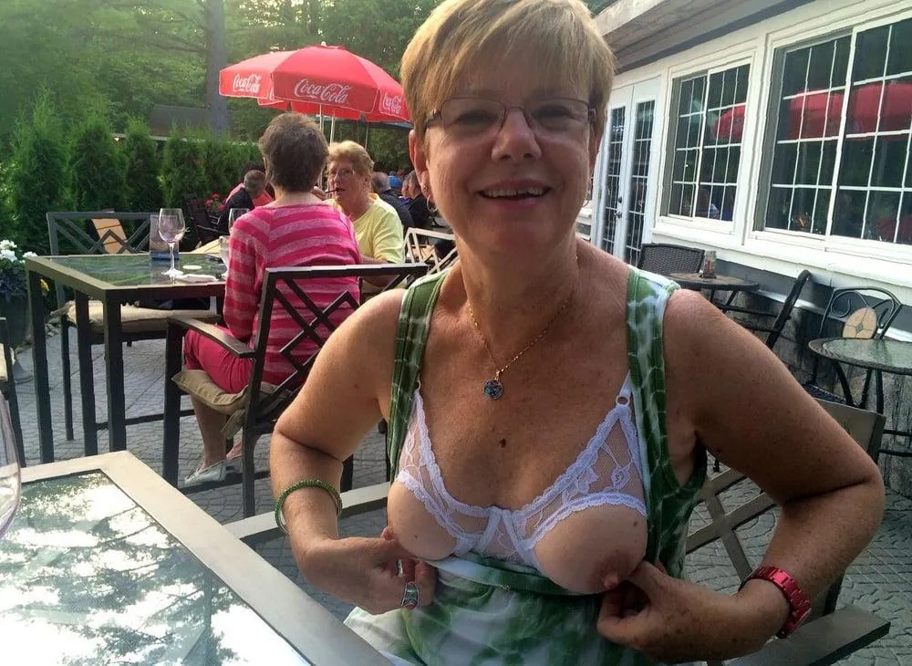 Now that is one sexy GILF !