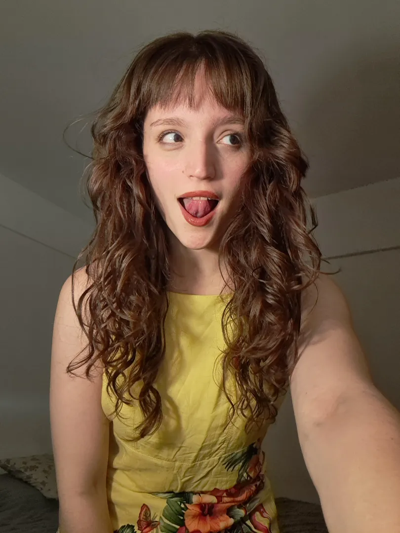 oh hello I love playing with my tongue