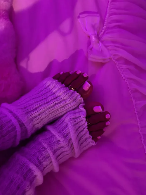 Omg my toes are sweaty again