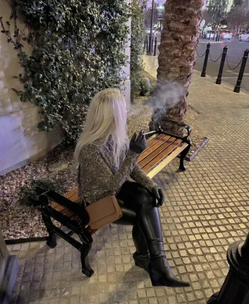 One of the few non-smoking hotels in Vegas…
so I found a quiet bench outside for a proper cigarette break, leather, boots crossed, and a little late-night boot fetish vibe while the smoke drifts into the night. 