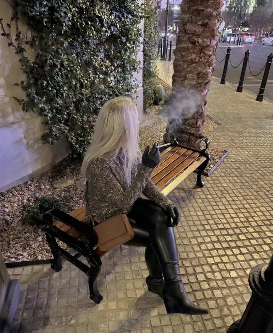 One of the few non-smoking hotels in Vegas…
so I found a quiet bench outside for a proper cigarette break, leather, boots crossed, and a little late-night boot fetish vibe while the smoke drifts into the night. 