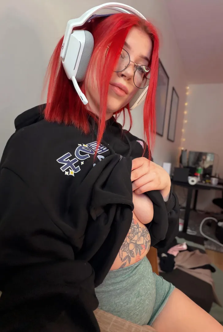 Pelkkä paneminen on vähä tylsää.. mut jos vaik pelataan samalla? :3