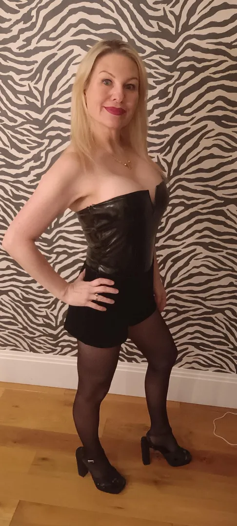 Petite British mommy 46. Can I be your milf fantasy? Free page