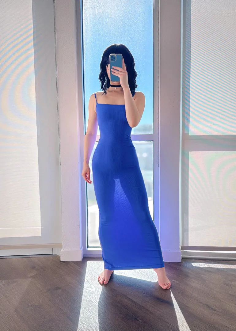 Petite girls can pull off bodycon maxis too