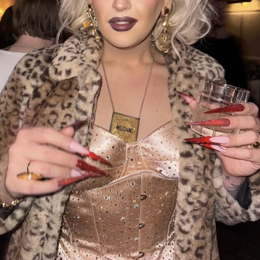 ‪Pick a bill : 1️⃣ Soho House Annual Membership £800 2️⃣ Custom lingerie set £350 3️⃣ New wig £120 4️⃣ New nails (LOST ONE) £55 5️⃣ Drinks £80‬