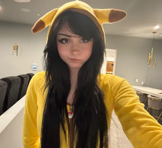 Pikachu (Pokemon) by Julzzess
