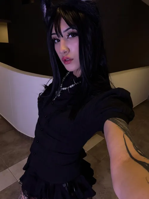 Please pet me right meow, I’m begging on my knees for daddy's hands