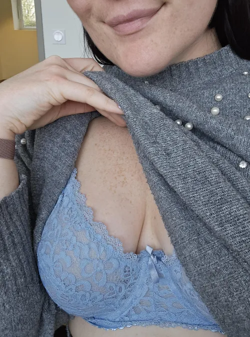 Pour vous souhaiter un bon jeudi seins 