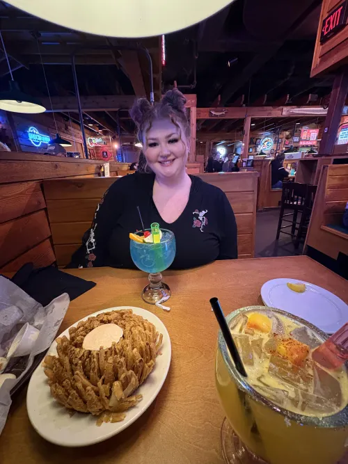 pov i’m your date at Texas Roadhouse  (we’re def fucking after)