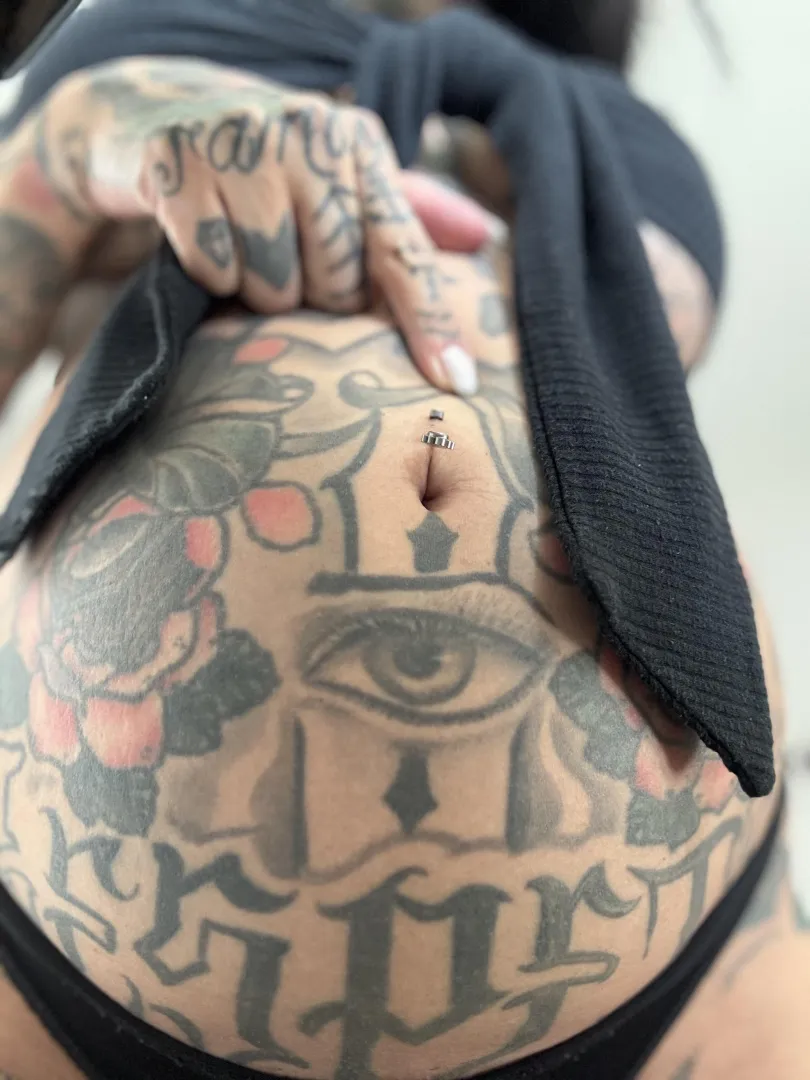 Pregnant bellybuttonnn