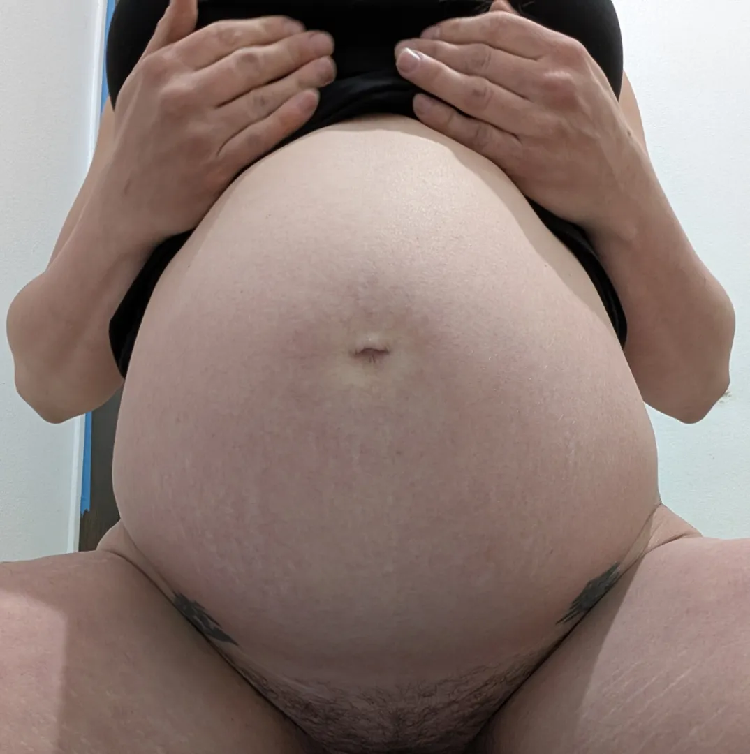 Pregnant hip cleavage