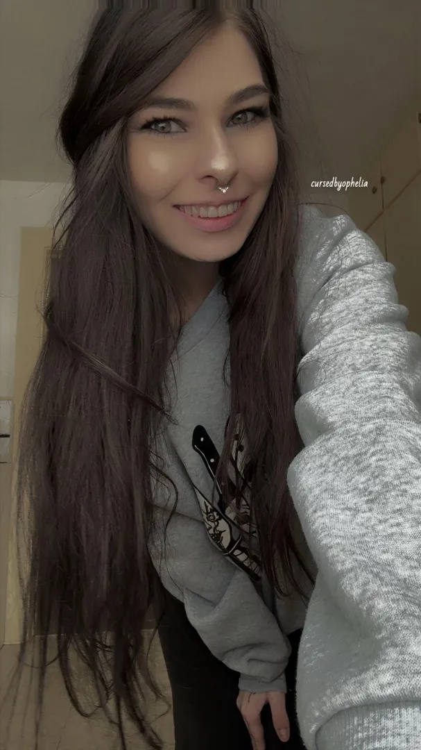 Pretty girls deserve pretty things. ✨ Send