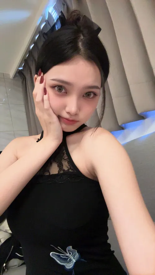 Pretty nails, pretty face