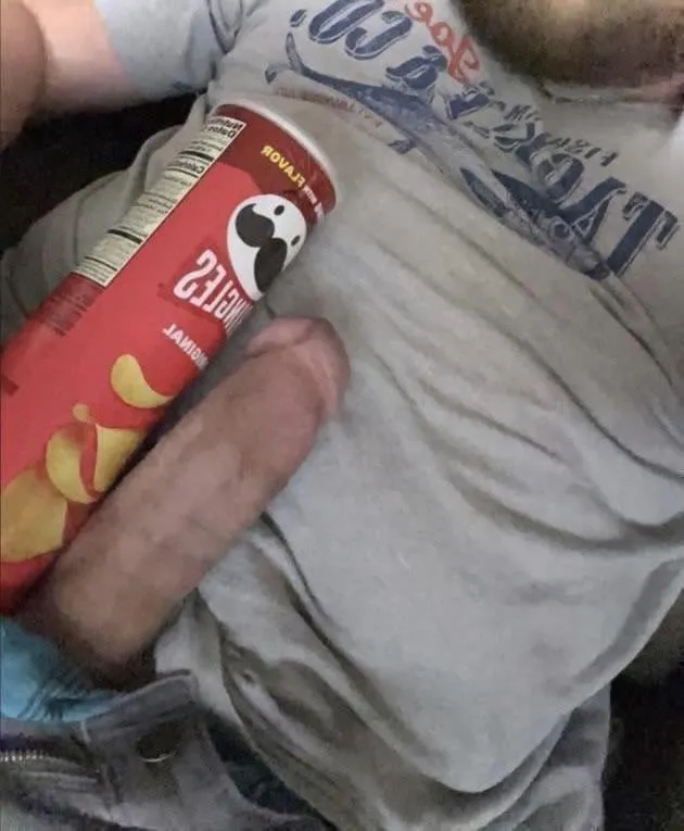 Pringle can sized big white cock