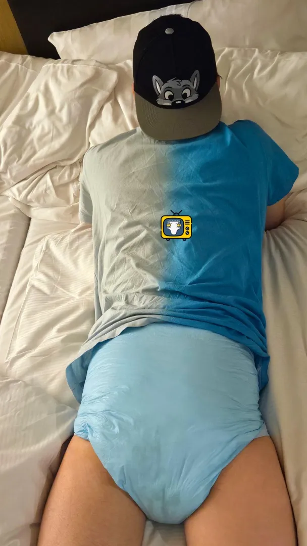 Pushing a big load in my already wet diaper 