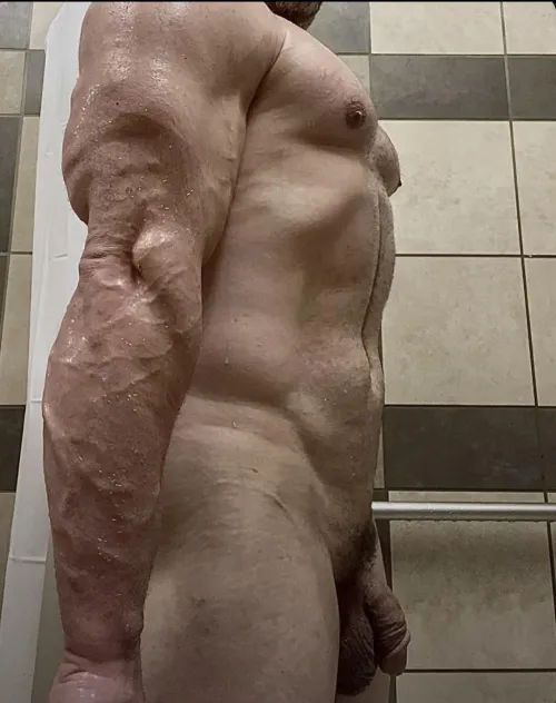 Raise your hand if you like thick married gym guys