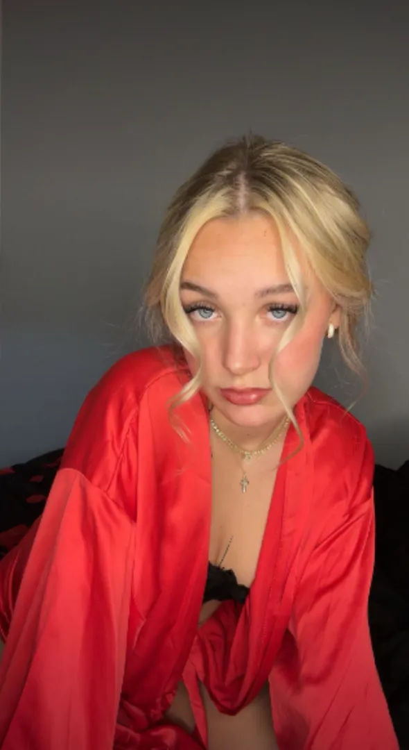 Red changes behavior in subtle ways—even when not noticed
Studies in color psychology show red can influence emotional processing and behavioral outcomes (e.g., threat interpretation, dominance responses) even when participants do not consciously focu