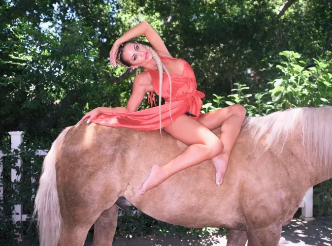 Red silk , bareback , no reins…. ❤️‍